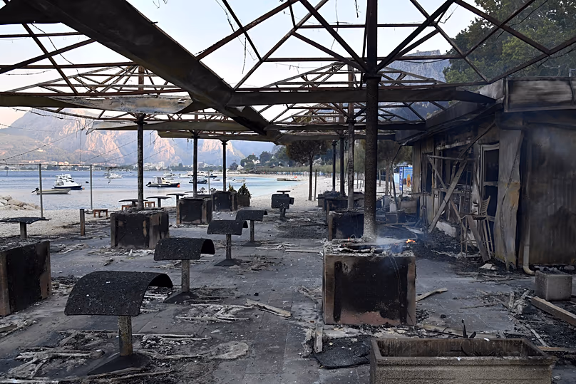 Vue d'un bar de plage à la suite d'un incendie de forêt sur la côte Adriatique près d'Omiš, le 14 août 2026