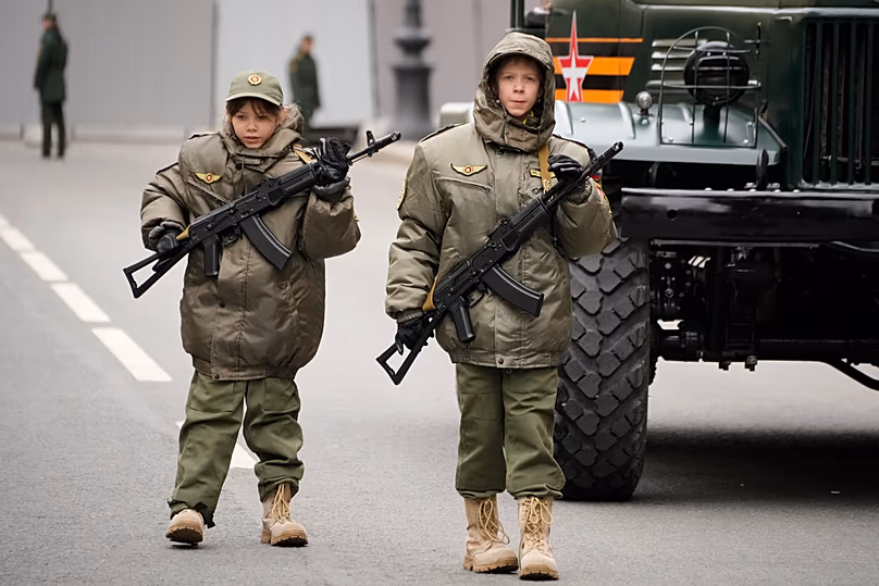 DOSSIER : Enfants, participants au défilé, avant une répétition du défilé militaire du Jour de la Victoire sur la place Dvortsovaya à Saint-Pétersbourg, Russie, le 5 mai 2024.