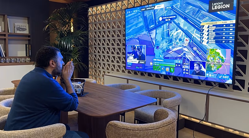 Le prince Faisal bin Bandar bin Sultan, président de la Saudi Esports Foundation, surveille de près l'équipe Falcons en action.