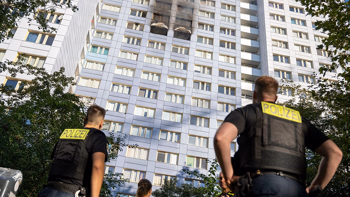Acte de foi : l'échelle des pompiers est trop courte, une femme saute de l'incendie du 11e étage à Berlin