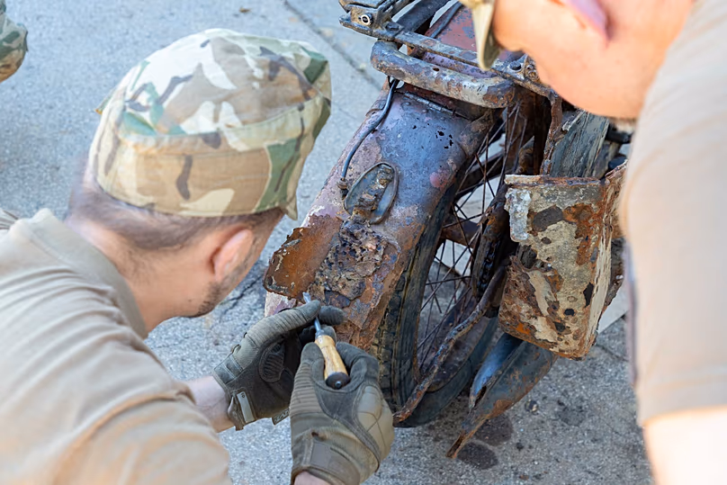 La moto en cours de travaux de conservation, partiellement démontée, sur le site de l'Institut et musée d'histoire militaire HM le 13 août 2026