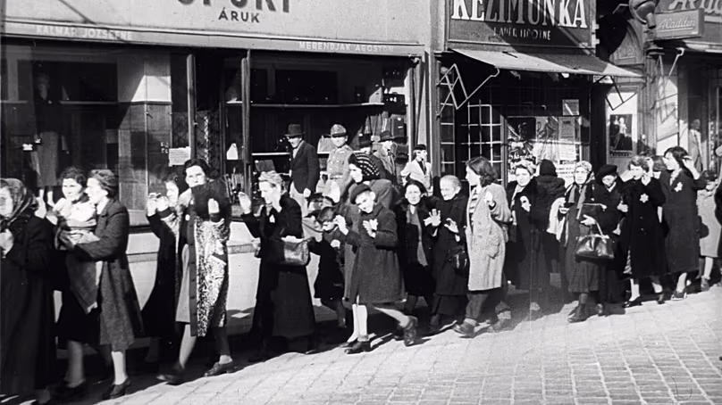 Des membres des Croix fléchées escortent des Juifs (l'équivalent hongrois du parti nazi était le Parti des Croix fléchées) devant le 32, route Rákóczi.