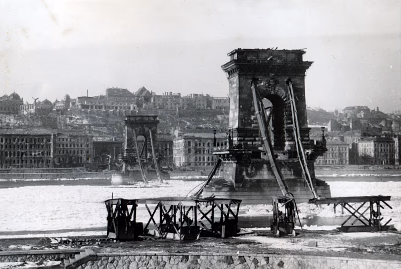 Le Pont des Chaînes détruit en 1945
