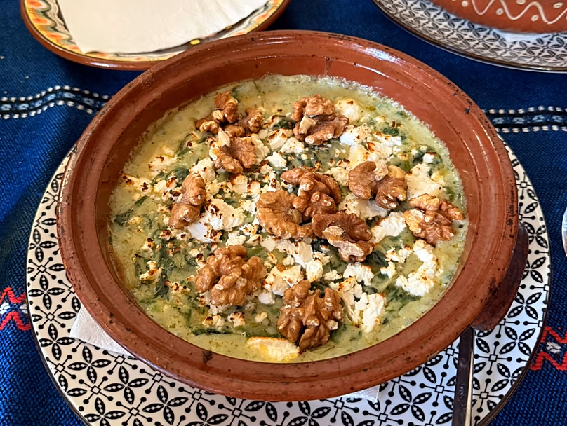 Vous pouvez déguster la cuisine traditionnelle du monastère bulgare, comme cette bouillie d'orties au fromage, au restaurant Manastirska Magernitsa.