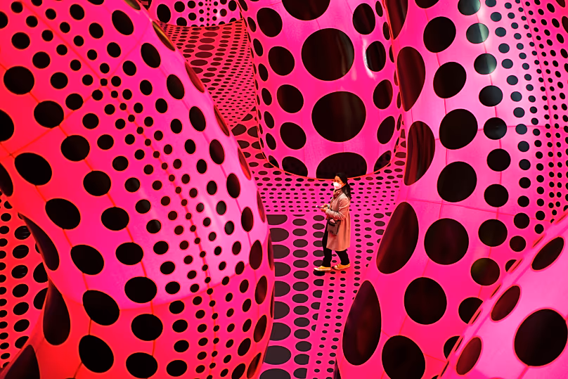 Une femme traverse « Un bouquet d'amour que j'ai vu dans l'univers » de Yayoi Kusama au musée Martin Gropius Bau de Berlin. Jeudi 22 avril 2021