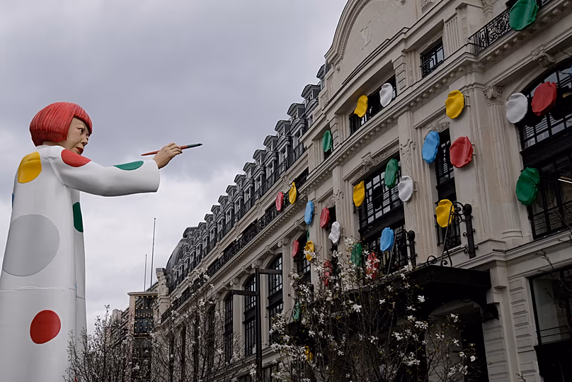 L'installation de l'artiste japonais Yayoi Kusama, devant le siège de Louis Vuitton, est photographiée à Paris, le mardi 7 mars 2023.
