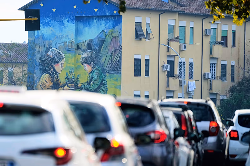 ars dans un embouteillage à un carrefour de Rome, le vendredi 14 novembre 2025.