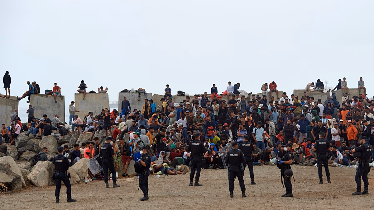 Ceuta prévient qu'elle est "au bord de l'effondrement" alors que l'Espagne demande l'aide de Frontex et d'Europol