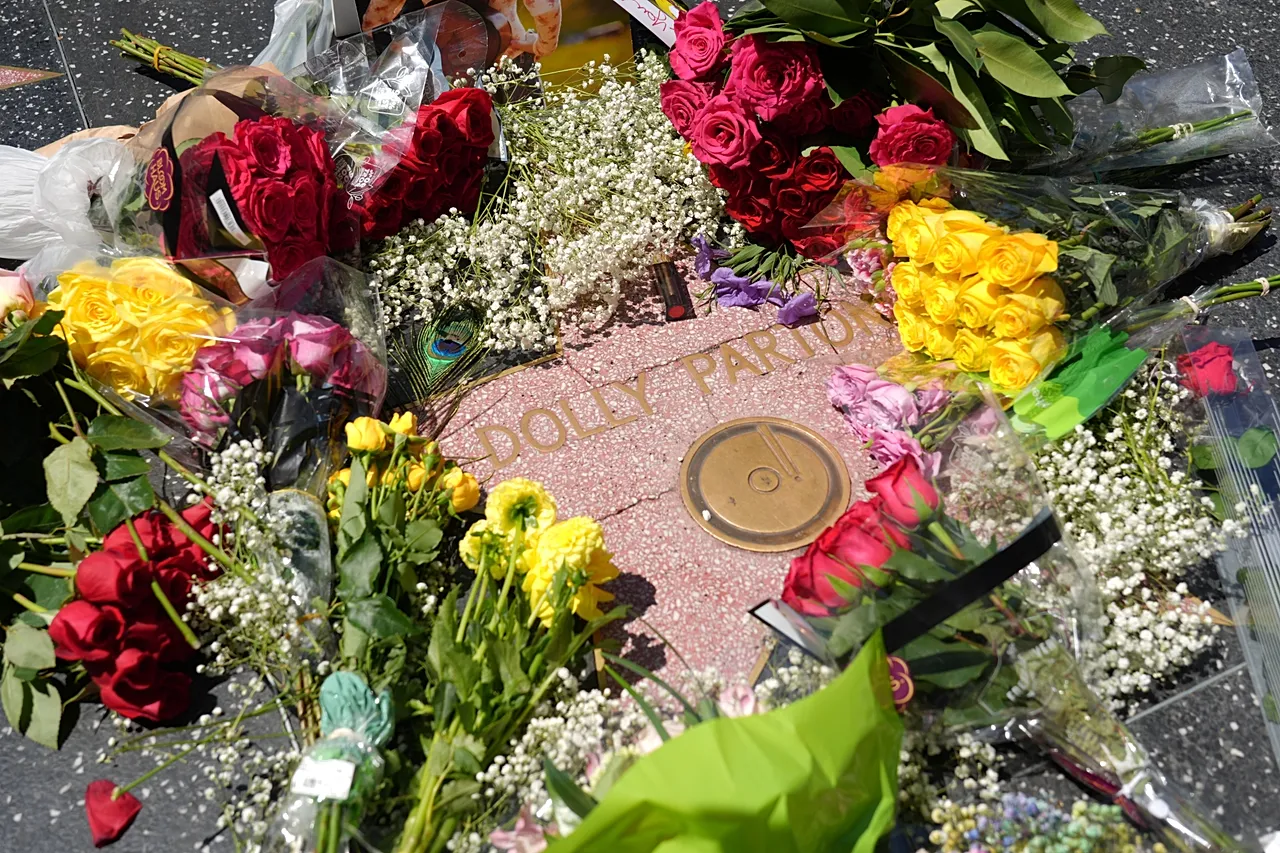 L'étoile de Dolly Parton sur le Hollywood Walk of Fame est décorée de fleurs le mardi 25 août 2026 à Los Angeles.