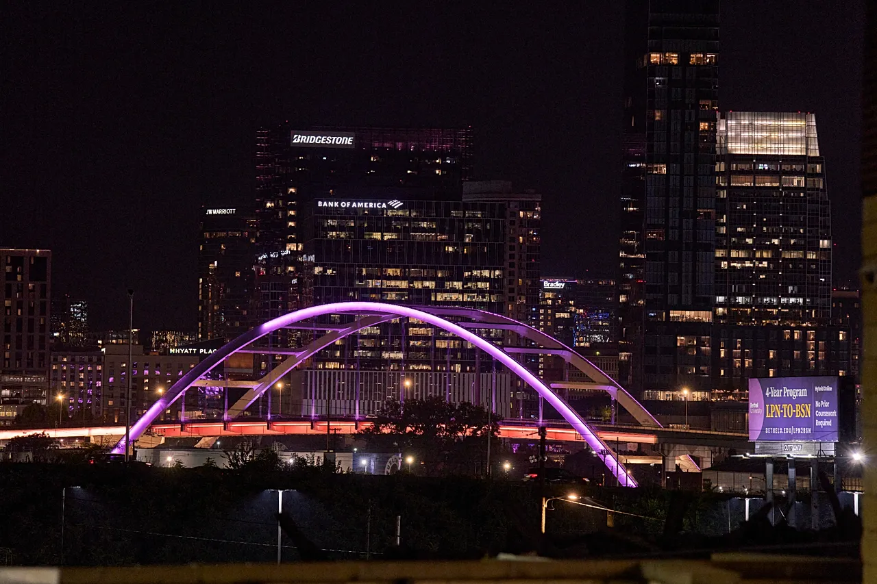 Le palais de justice métropolitain de Nashville est illuminé en rose en l'honneur de Dolly Parton, le mardi 25 août 2026, à Nashville, Tennessee.