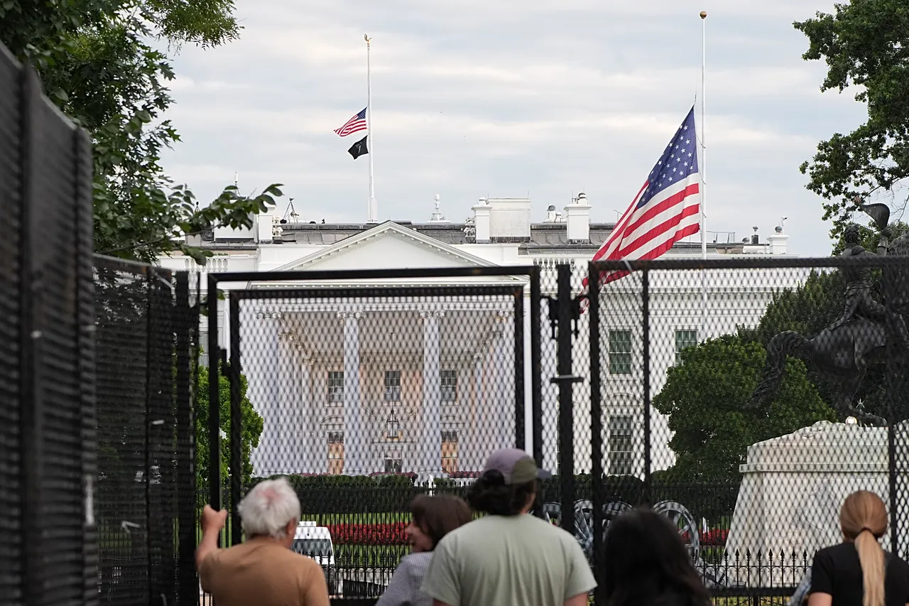 Les drapeaux flottent en berne en l'honneur de Dolly Parton, le 25 août 2026, à Washington, à la Maison Blanche.