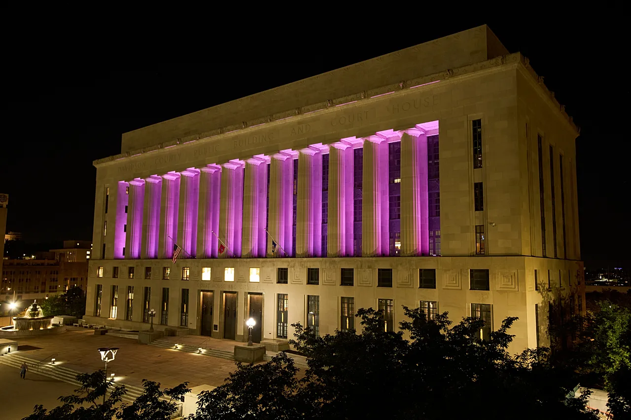 Le palais de justice métropolitain de Nashville est illuminé en rose en l'honneur de Dolly Parton, le mardi 25 août 2026, à Nashville, Tennessee.