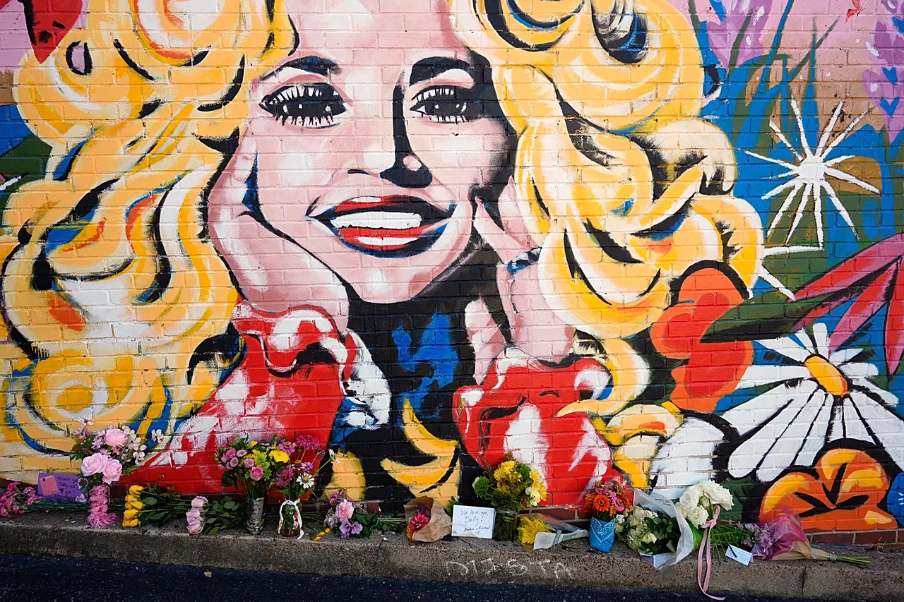Des fleurs sont placées près d'une peinture murale de Dolly Parton le 25 août 2026, à Nashville, Tennessee.
