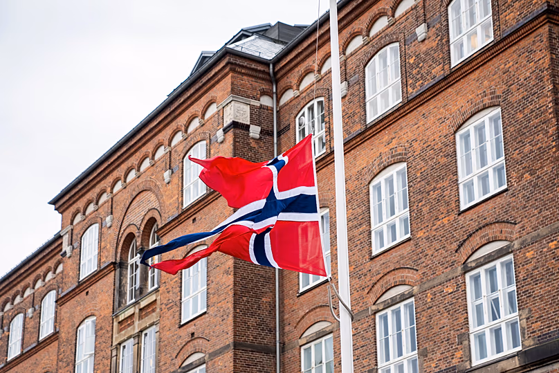 Le drapeau norvégien flotte en berne à l'ambassade de Norvège à Copenhague, le 28 août 2026.