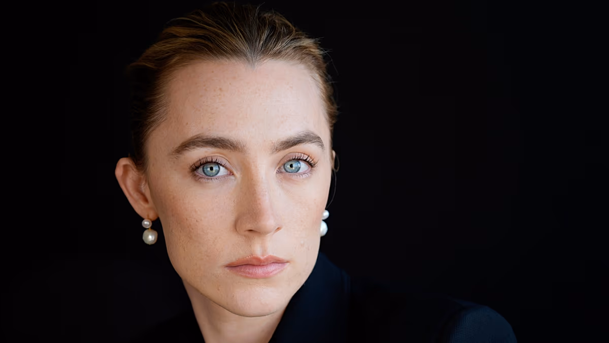 Rencontrez le nouveau méchant de James Bond ? Saoirse Ronan est « très sérieuse » à l'idée de jouer un méchant de 007