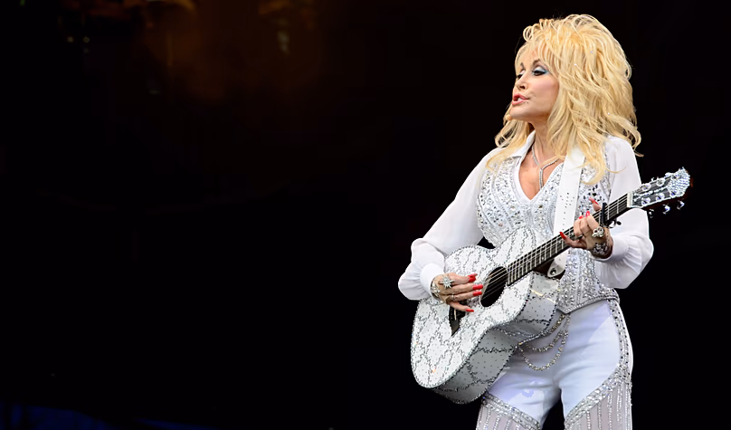 Dolly Parton se produit au festival de musique de Glastonbury, Angleterre, le 29 juin 2014.