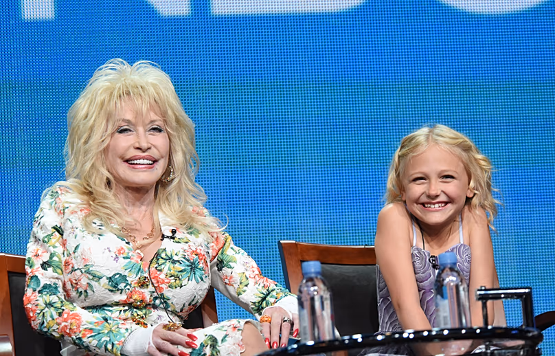 Dolly Parton et Alyvia Lind participent au "Le manteau multicolore de Dolly Parton" panel lors de la tournée d'été de la NBCUniversal Television Critics Association - 14 août 2015