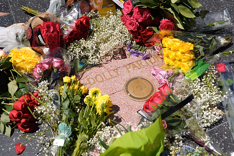 L'étoile de Dolly Parton sur le Hollywood Walk of Fame est décorée de fleurs - mardi 25 août 2026