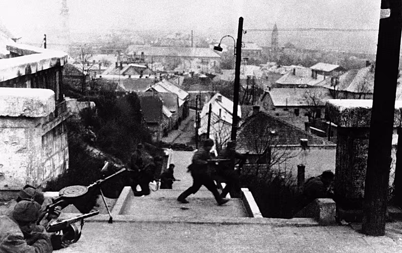 Les troupes soviétiques et roumaines combattirent à Budapest en 1945 contre les unités allemandes et hongroises.