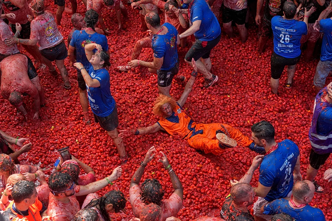 Les fêtards se lancent des tomates lors de la fête annuelle de combat de tomates "Tomatina".