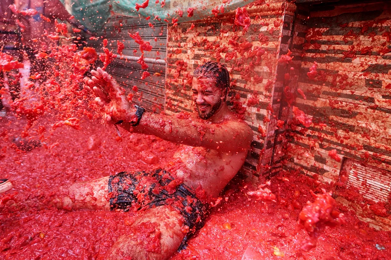 Un fêtard participe à la fête annuelle de combat de tomates « Tomatina »