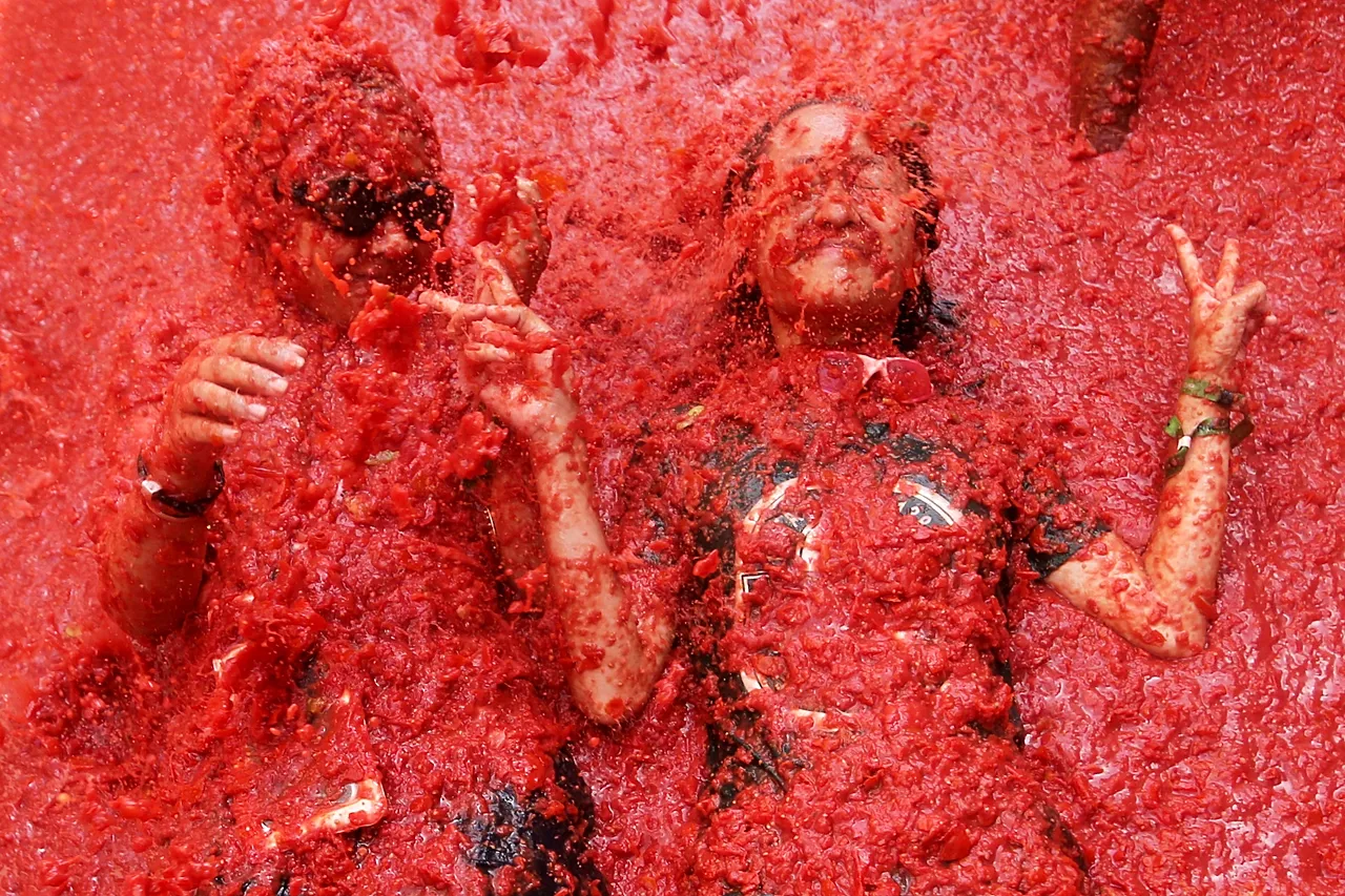 Les fêtards participent à la fête annuelle de combat de tomates « Tomatina ».