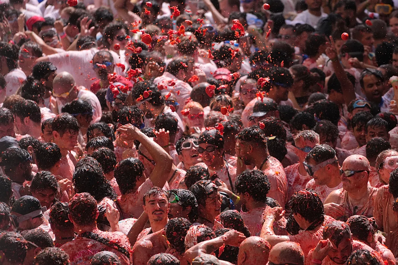 Les fêtards se jettent des tomates pendant la fête annuelle de combat de tomates « Tomatina », dans le village de Bunol près de
