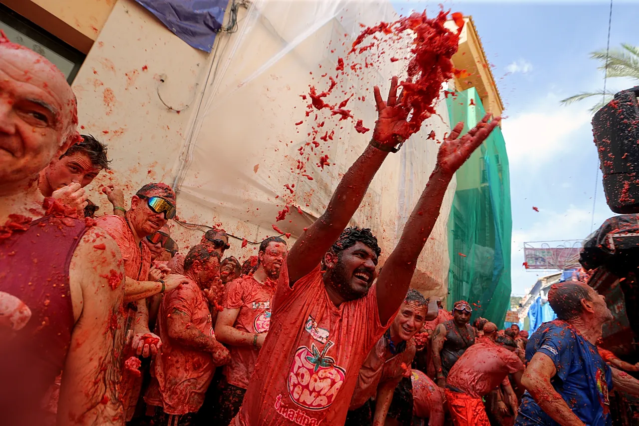 Les fêtards se jettent des tomates lors de la fête annuelle de combat de tomates "Tomatina".