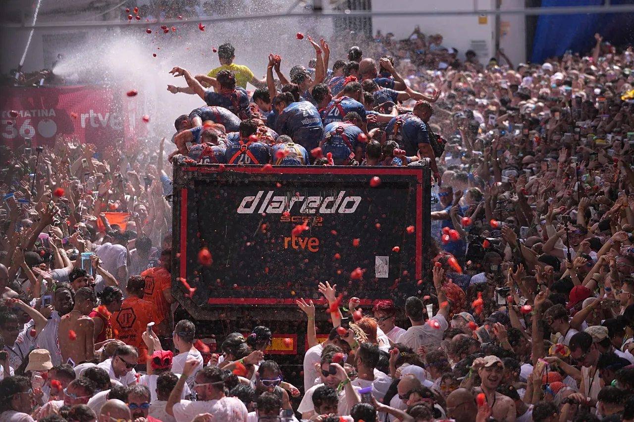 Les fêtards se jettent des tomates lors de la fête annuelle de combat de tomates "Tomatina".