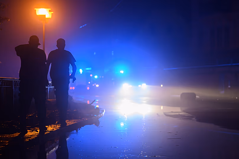 Des policiers se tiennent près d'un véhicule de police devant une maison à Leipzig Connewitz, le 24 avril 2024.