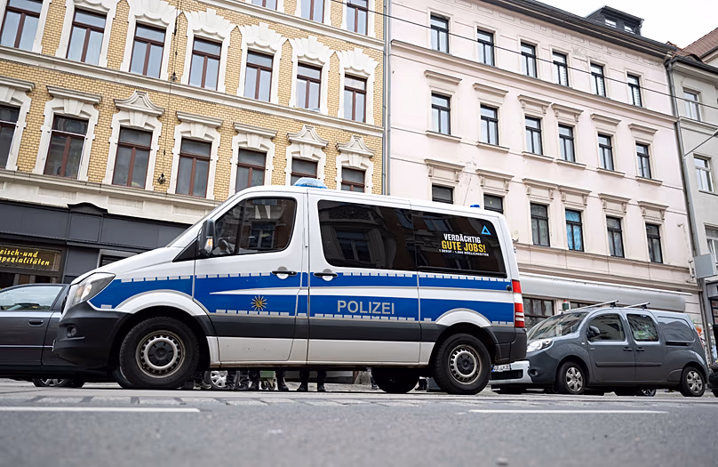 Des policiers se tiennent près d'un véhicule de police devant une maison à Leipzig Connewitz, le 24 avril 2024.