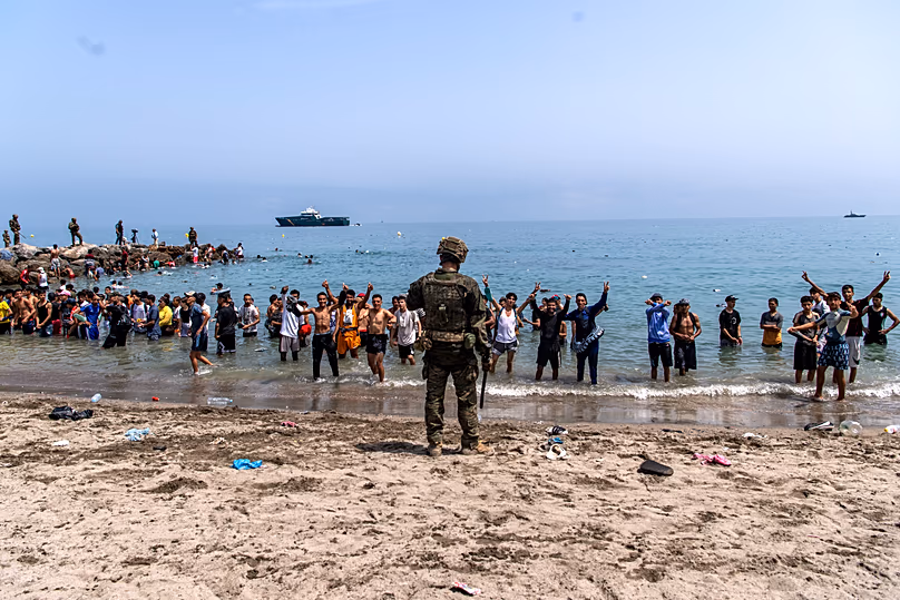 Des soldats de l'armée espagnole bloquent l'accès à la plage aux personnes arrivant du Maroc vers l'enclave espagnole de Ceuta, le vendredi 31 juillet 2026.