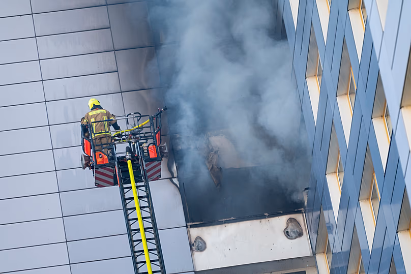 Des pompiers travaillent à éteindre un incendie dans un immeuble de grande hauteur à Friedrichshain, le 14 août 2026.