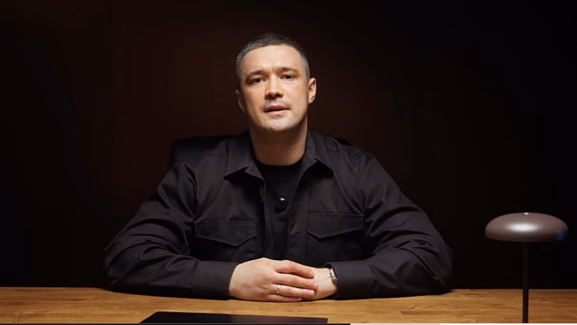 Dans cette image tirée d'une vidéo publiée par la chaîne YouTube Mykhailo Fedorov, le ministre ukrainien de la Défense Mykhailo Fedorov s'exprime à Kiev, en Ukraine, le mardi 18 août 2026.