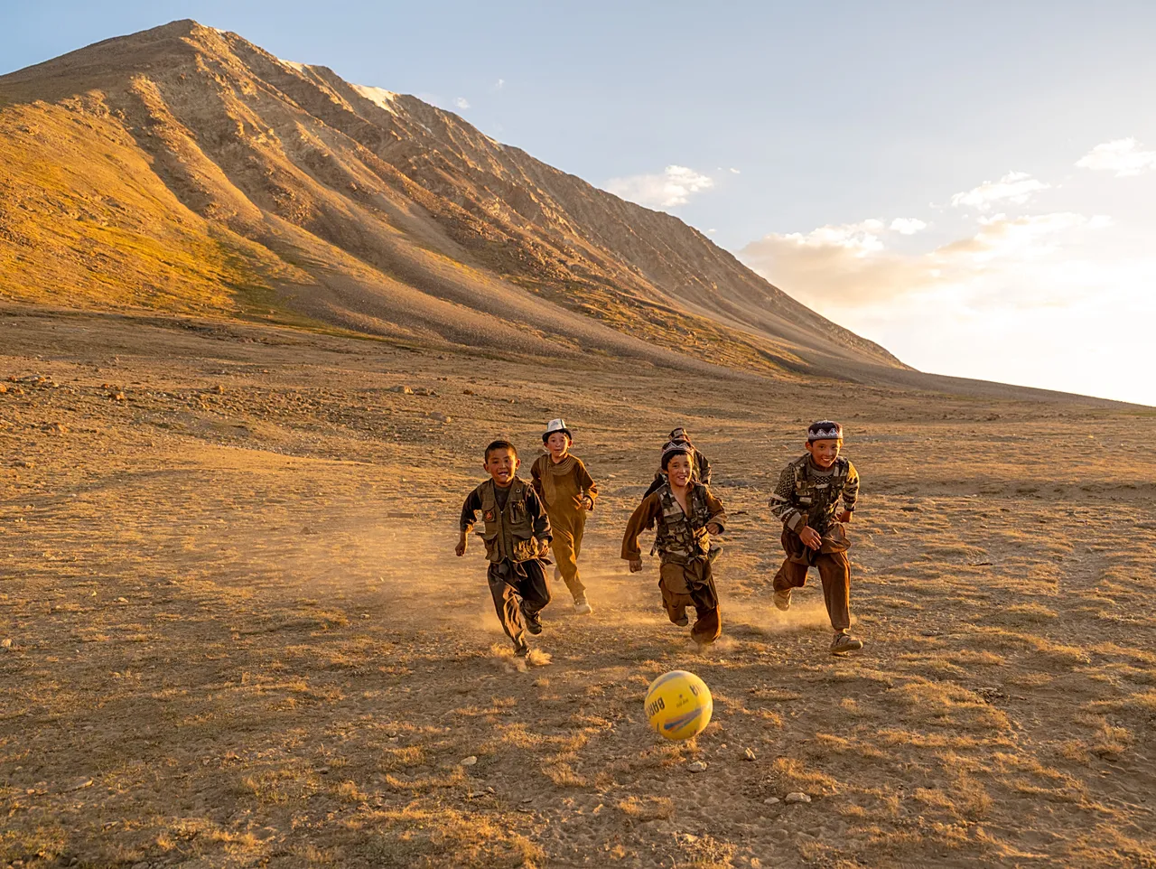 Une photographie d'enfants jouant au football du projet Afghanistan de Daniel Malikyar