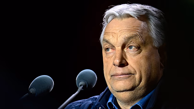 Le Premier ministre hongrois Viktor Orban assiste au rassemblement de clôture de la campagne électorale du parti au pouvoir Fidesz à Budapest, en Hongrie, le 11 avril 2026. (AP Photo/Denes Erdos)