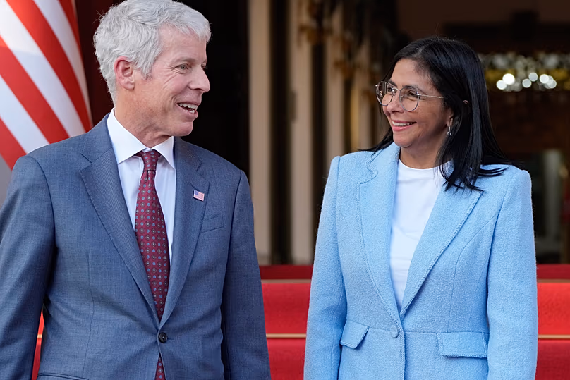 DÉPOSER. Le président par intérim du Venezuela, Delcy Rodriguez, fait ses adieux au secrétaire américain à l'Énergie, Chris Wright, après leur réunion au palais Miraflores à Caracas, le 11 février 2026.