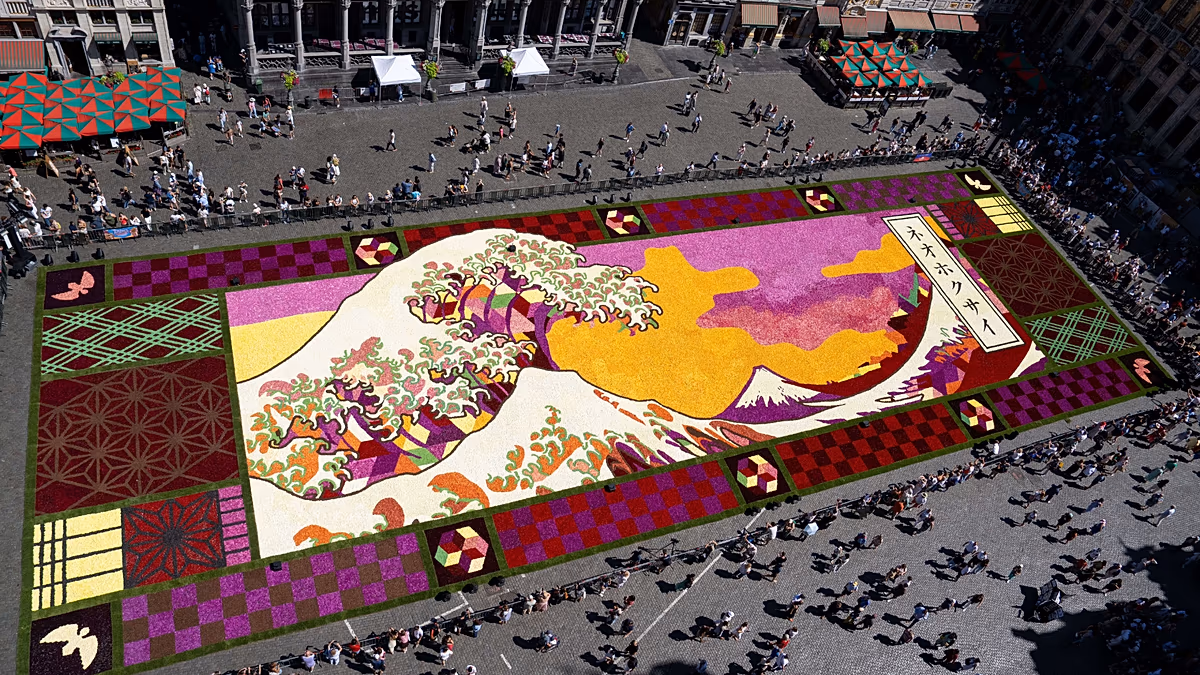 Bruxelles dévoile un tapis de fleurs géant inspiré du chef-d'œuvre d'Hokusai