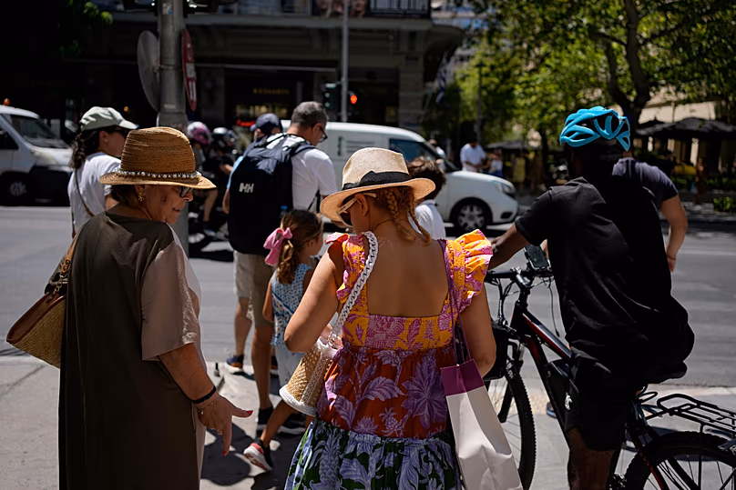 Touristes portant des chapeaux dans le centre d’Athènes