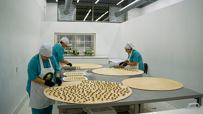 Femmes azerbaïdjanaises locales préparant des raviolis