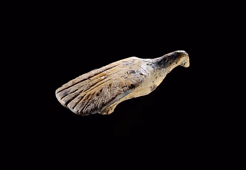 L’une des figures d’oiseaux porte sur son aile des lignes parallèles qui représenteraient des plumes.