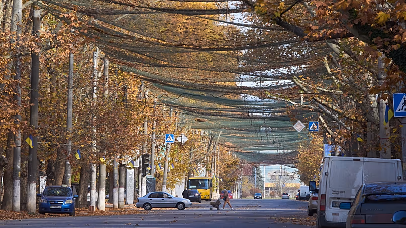 Les habitants de Kherson ont érigé des filets anti-drones l’hiver dernier alors que la ville était la cible d’attaques répétées.