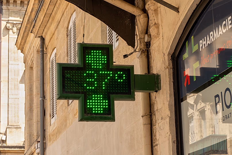Une enseigne de pharmacie affiche une température de 37°C à Bordeaux, le 13 août 2026