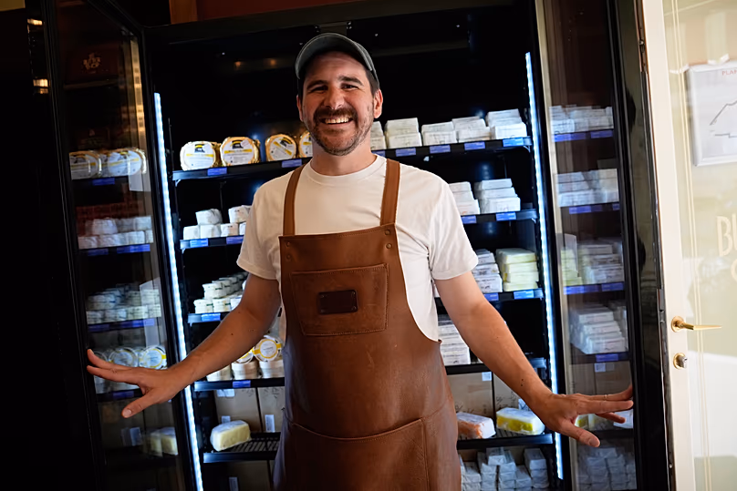 Propriétaire du Butter Shop, Erwan Leo, dans sa boutique entièrement consacrée au beurre à Paris, France
