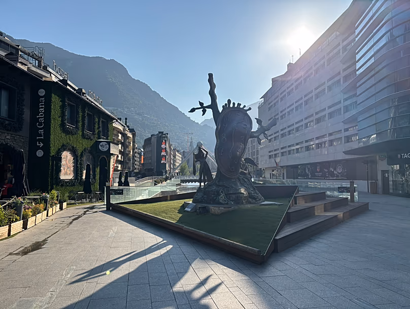 Vous trouverez la statue de La Noblesse du Temps de Salvador Dalí au centre d'Andorre-la-Vieille.
