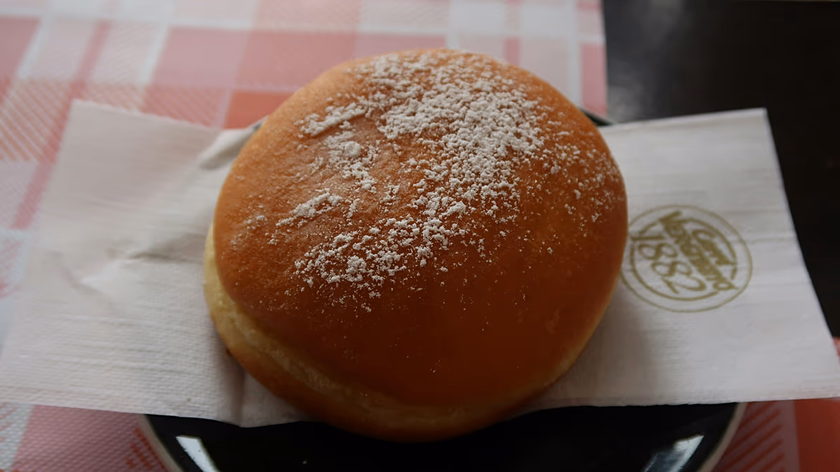 Feriez-vous la queue pour un beignet à flanc de montagne ? La pâtisserie des Dolomites devient virale