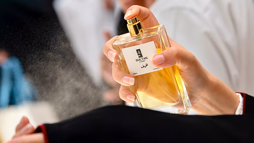 Un visiteur déguste un parfum chez Teeb Al Hazm à Doha.