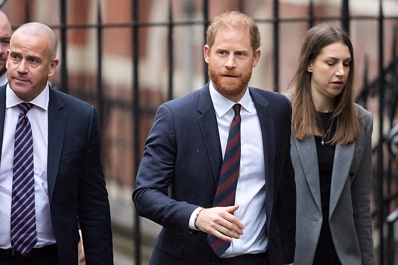 Le prince Harry arrive à la Haute Cour de Londres pour le procès contre l'éditeur du Daily Mail, accusé de violation de la vie privée, le 21 janvier 2026.