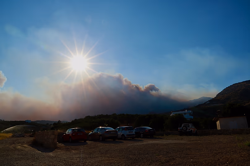 Fumée d'un incendie brûlant une végétation basse à Krya Vrysi, Réthymnon, Crète,