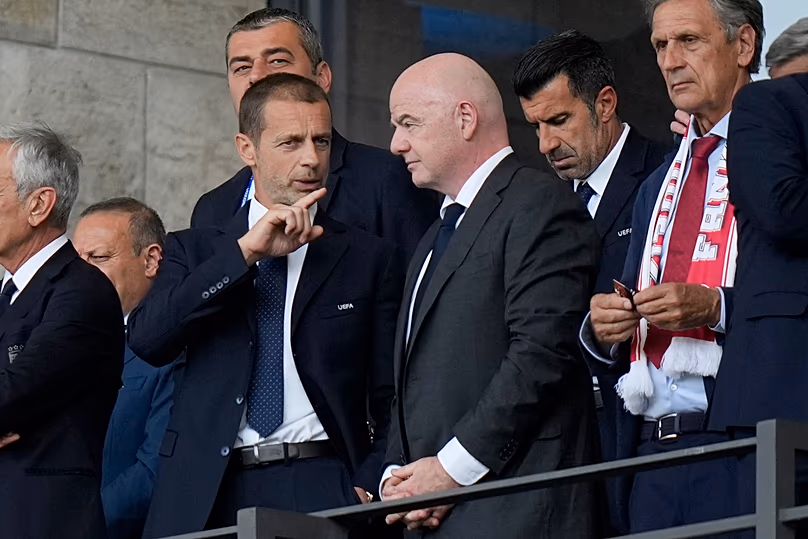 Le président de l'UEFA, Aleksander Ceferin, à gauche, s'entretient avec le président de la FIFA, Gianni Infantino, avant les huitièmes de finale entre la Suisse et l'Italie lors du tournoi Euro 2024.